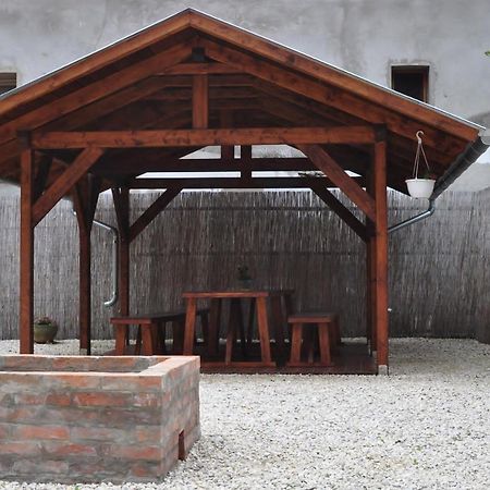 Csongradi Vendegvaro Apartmanok, Szarka Haz Bagian luar foto